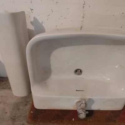 Waschbecken mit Fuß - thumb