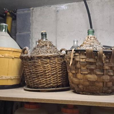 Alte Korbflaschen und Plastikkanister für Apfelsaft usw. - thumb