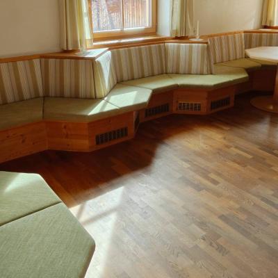 NUR NOCH HEUTE: Sitzecke aus massivem Zirbenholz billig zu verkaufen - thumb