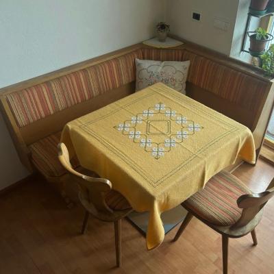 Eckbank mit Tisch u Stühle - thumb