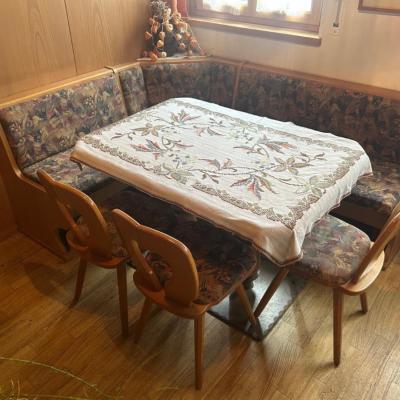 Eckbank mit Tisch u Stühle - thumb