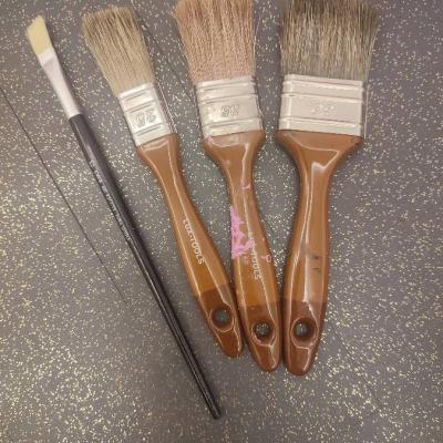 Verschiedene Pinsel und Cuttermesser - thumb