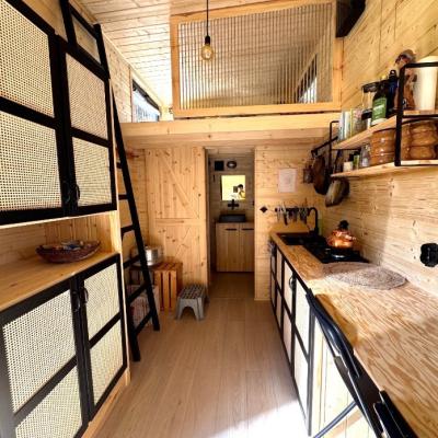 Tiny Haus in Holzbauweise mit Dusche, Gaskochfeld, Geschirrspüler, etc - thumb