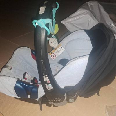 Römer Babyschale mit 2 Isofix Base +  Sommerbezug & Einschlagdecke - thumb