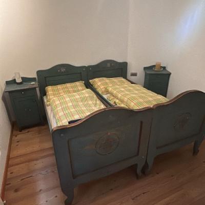 Verkaufe antike Betten und Nachtkästchen - thumb