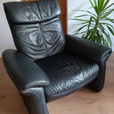 Schwarzer Echtledersessel mit Fußhocker - thumb