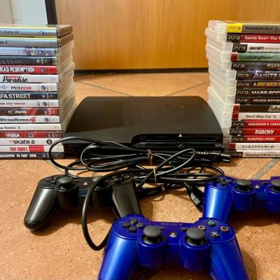 PlayStation 3 Slim Bundle mit 32 Spielen und 3 Controllern - thumb