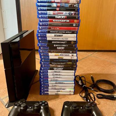PS4 Komplettset mit 2 Controllern & 31 Spielen - thumb