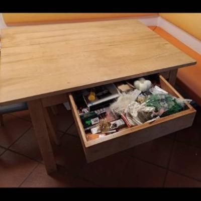 Holztisch mit ausziehbarer Schublade - thumb