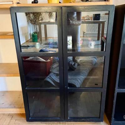 Schwarze Holzvitrine mit Echtglas - thumb