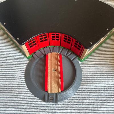 BRIO Set: Großer Ringlokschuppen mit Drehscheibe + Bahnhof - thumb