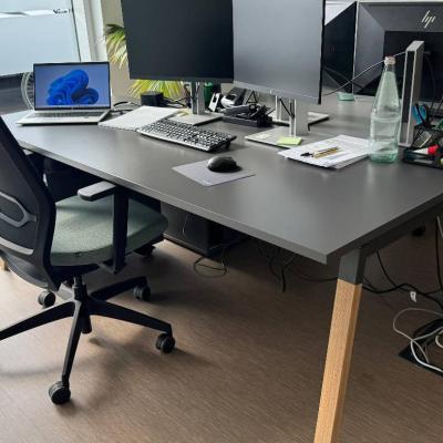 Scrivania con cassettiera su ruote- Einzeltisch mit Rollcontainer - thumb