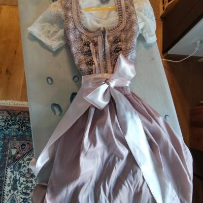 Dirndl mit Spitzenbluse - thumb