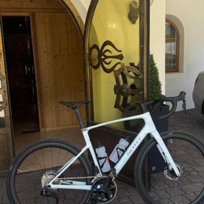 Verkaufe Scott addict 30 wie neu nur 500 km gefahren. - thumb