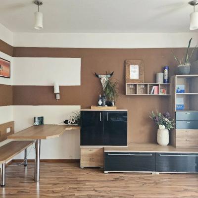 Wohnwand mit Schrank, Tisch und Bank - thumb
