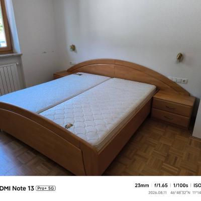 Schönes Doppelbett in Erle teilmassiv mit Nachtschränkchen - thumb