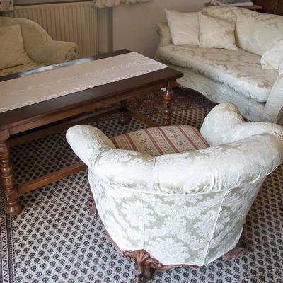 Mutmaßlich antikes Sofa und Sessel aus dem 19. Jahrhundert - thumb