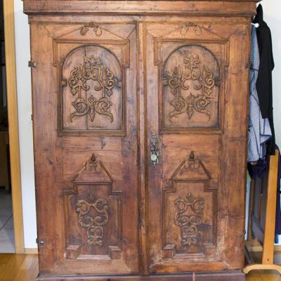 Antiker Massivholzschrank - thumb