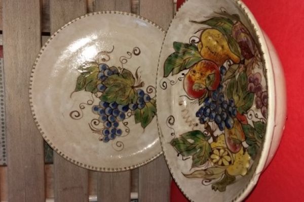 Dekorative Keramikschüssel und Teller