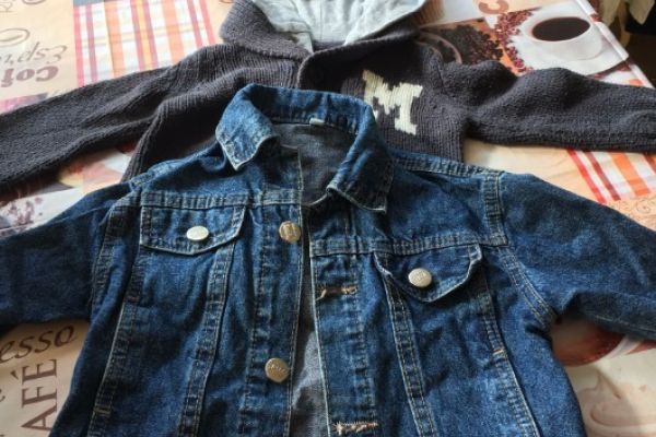 Jeansjacke und Kapuzenpulli