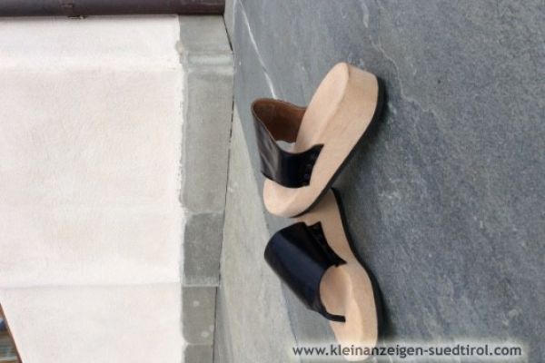 Zoccolo/Holzschuh mit Lederriemen