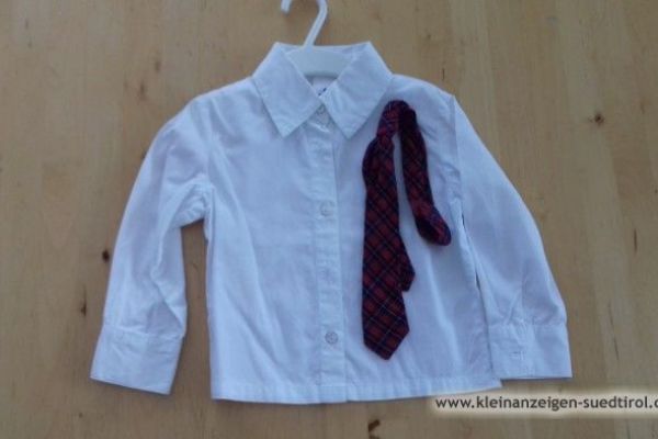 Weißes Hemd mit Krawatte