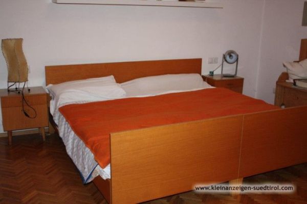 Verschenke Schlafzimmer, Eckbank, Tisch und Stühle