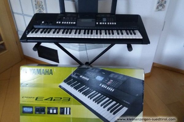 Keyboard der Marke YAMAHA PSR E423