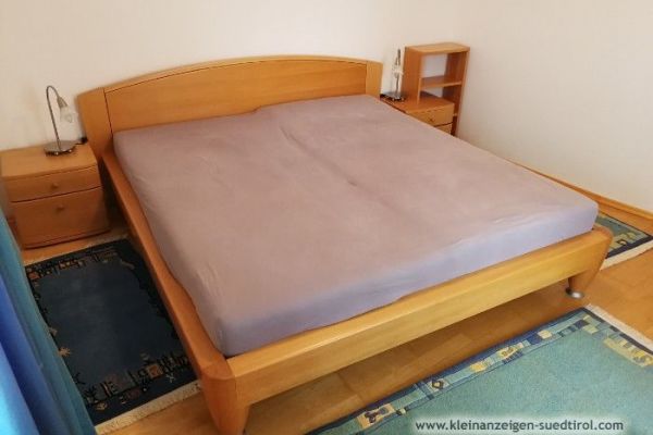 Bett mit zwei Nachtkästchen aus Buchenholz