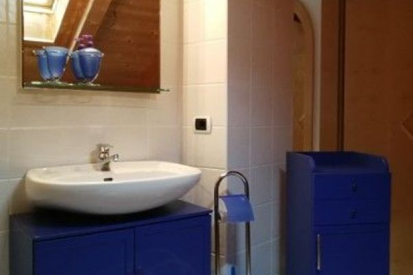 Badezimmereinrichtung in blau, gut erhalten