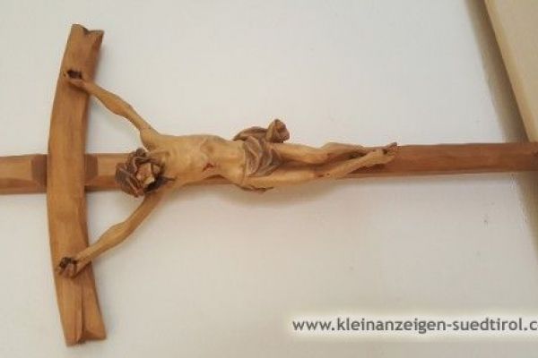 Kruzifix-Corpus bemalt mit Kreuz gebogen