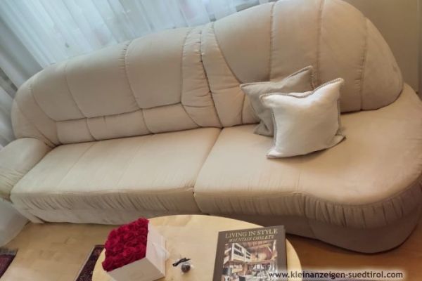 Neuwertiges Sofa mit ausziehbaren Bett