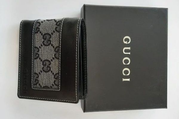 Gucci-Brieftaschen und Gucci-Anhänger