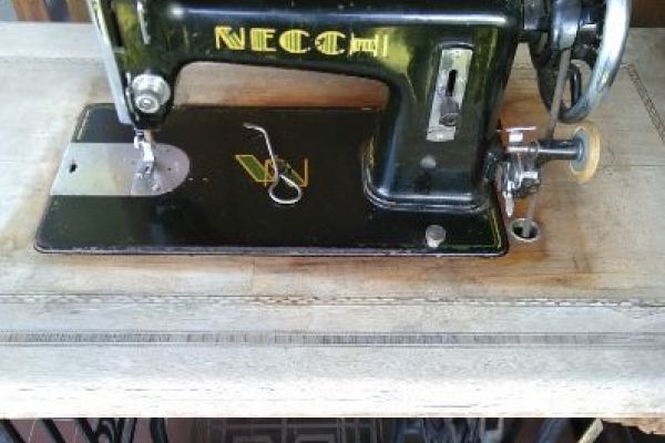 Antike Nähmaschine Necchi