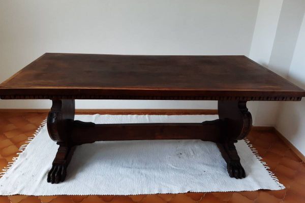 Tisch, groß, massiv, aus Holz