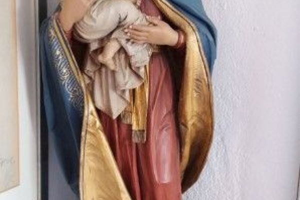 Madonna mit Kind, bemalte Holzschnitzerei