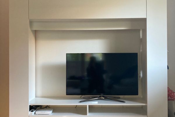 Wohnwand / TV-Wand weiß mit integrieten Seitenregalen