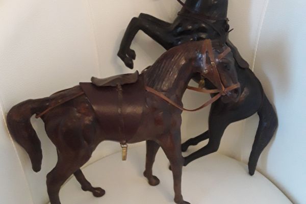 Zwei dekorative Pferde