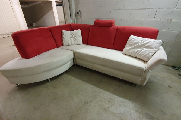 Ecksofa bestens erhalten. Farbe rot-beige