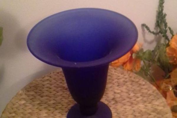 Glasvasen und Dekoblumen in Farbe orange und blau