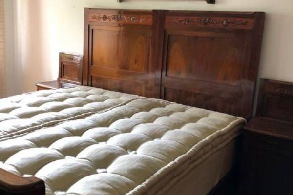 Antikes Doppelbett mit Nachtkästchen