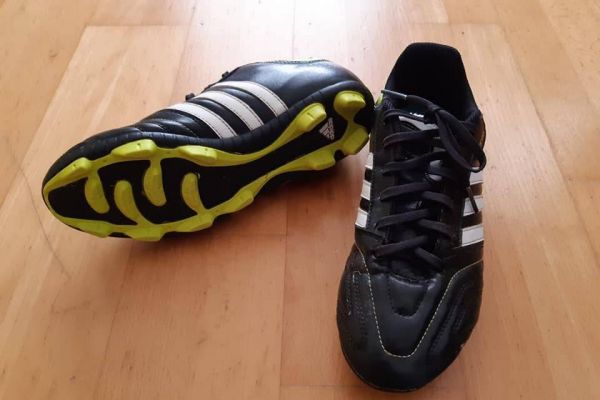 Fußballschuhe gr 38 halb siehe das gr unten den Foto