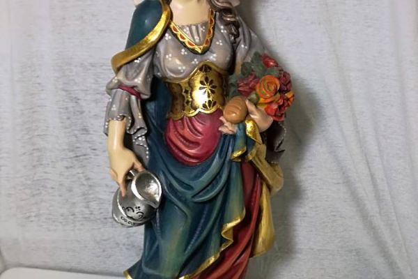 Heilige Elisabeth aus Holz.