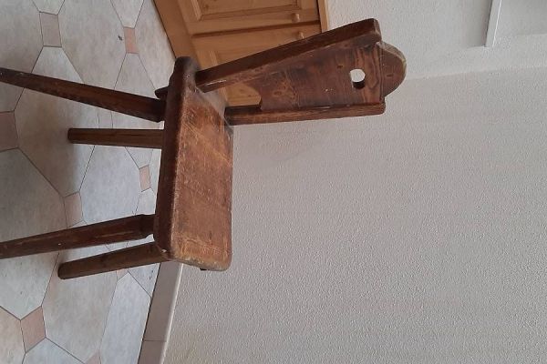 Holztische und Stühle