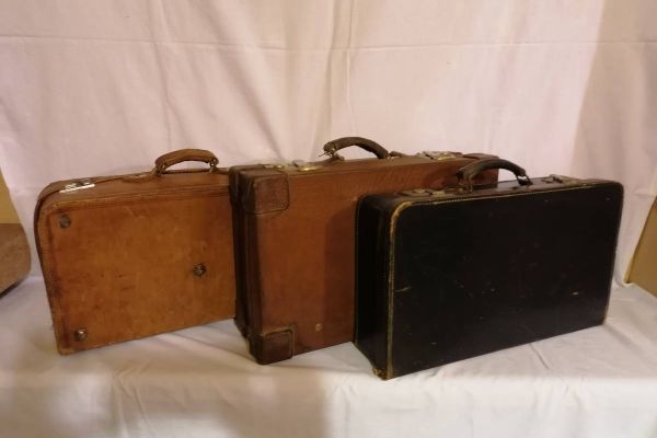 Verschiedene Koffer in Leder
