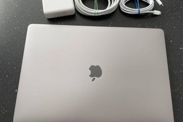 Apple MacBook Pro 15 Retina mit Touch Bar