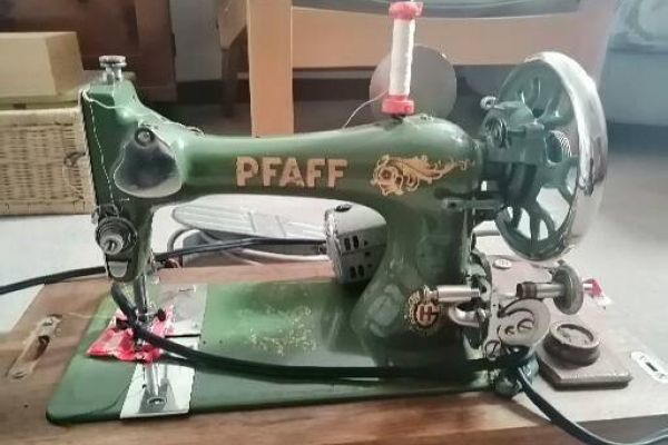 Pfaff-Nähmaschine antik mit Pedal und Deckel