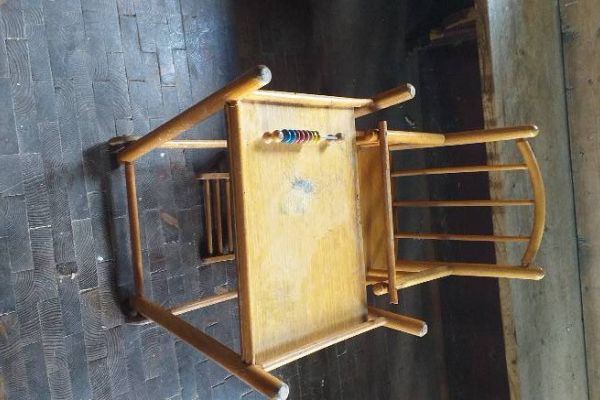 Kombinierbarer Kindersitz mit Spieletisch.