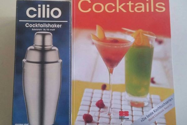 Cocktailshaker mit Buch