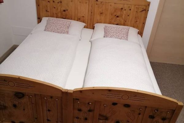 Doppelbett aus Zirmholz